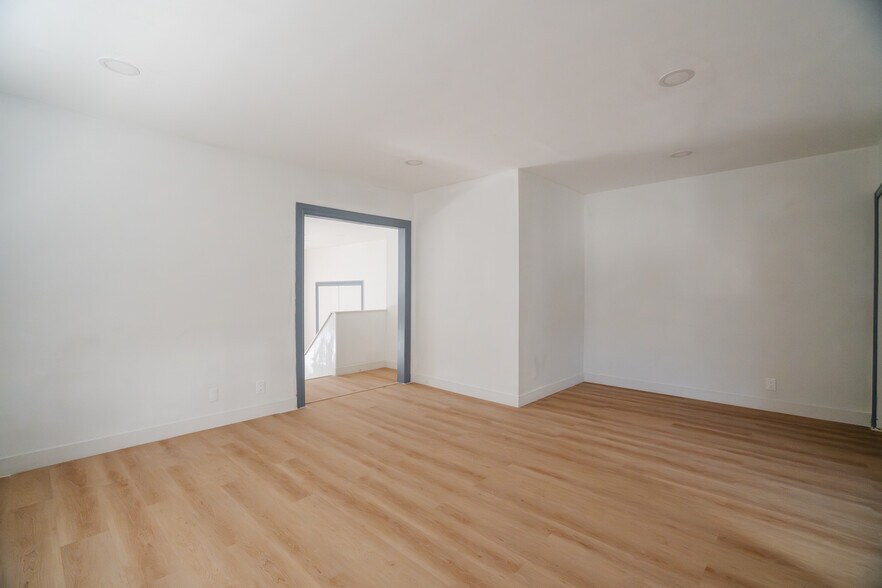 More Photos Of 3307-3309 Pico Blvd, Santa Monica Storefront For Lease