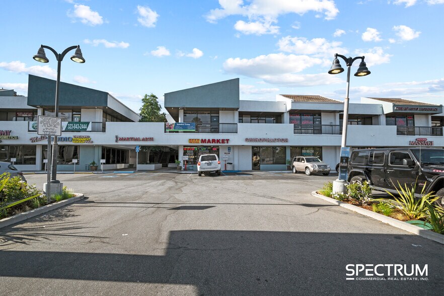 More Photos Of 21101-21163 Victory Blvd, Canoga Park Storefront Retail Office For Lease