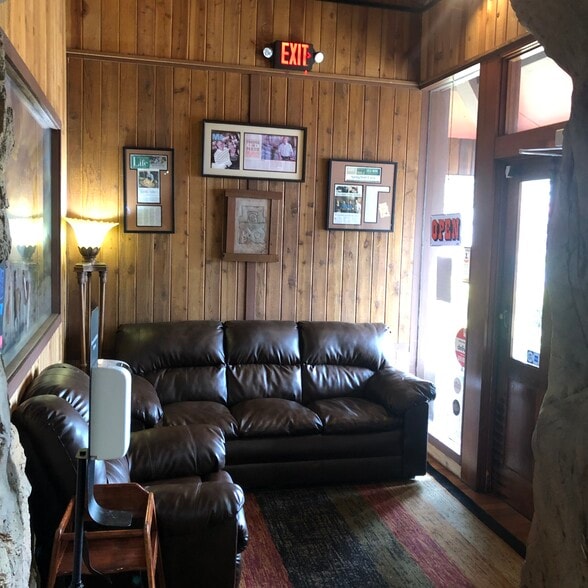 More Photos Of 1807 Olympic St, Springfield Restaurant For Lease