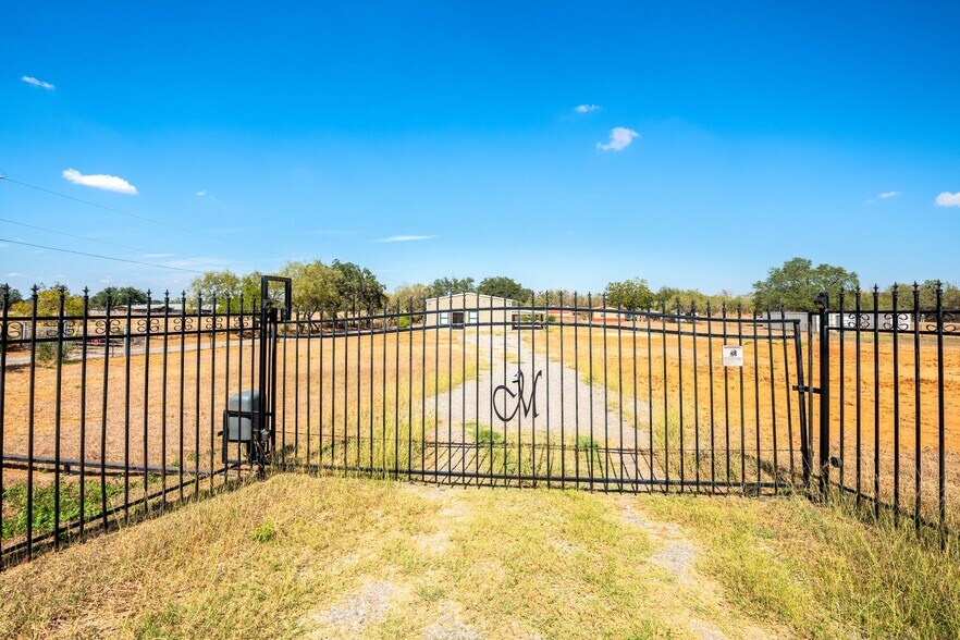 More Photos Of 13747 US Highway 87 S, Adkins Flex For Lease