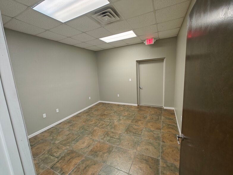 More Photos Of 2121 N FM 1417, Sherman Service Station For Sale