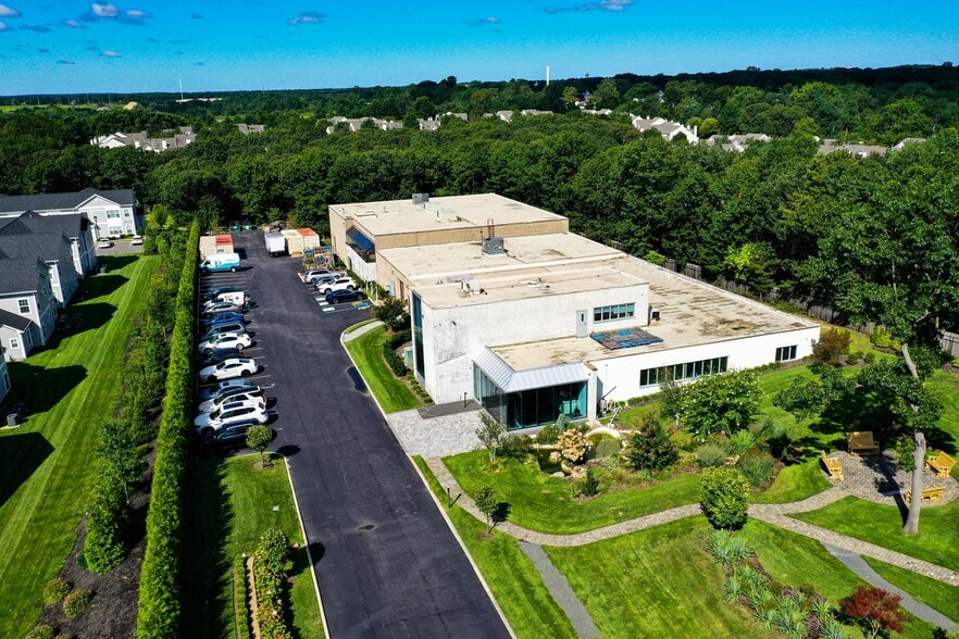 More Photos Of 252 Indian Head Rd, Kings Park Warehouse For Lease