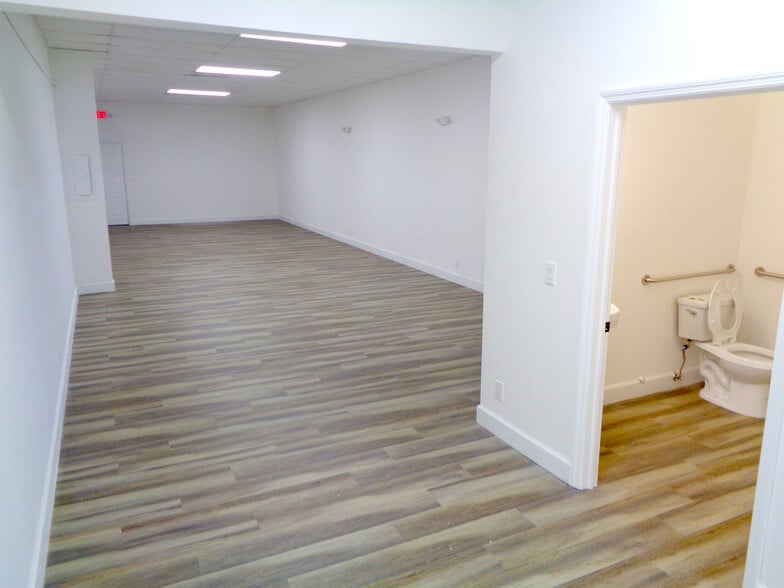 More Photos Of 11300-11354 Wiles Rd, Coral Springs General Retail For Lease