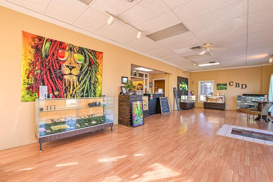 More Photos Of 1102 Mineral Wells Ave, Paris Office For Sale