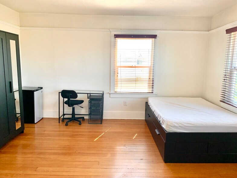 More Photos Of 1327 W 35th St, Los Angeles Apartments For Sale