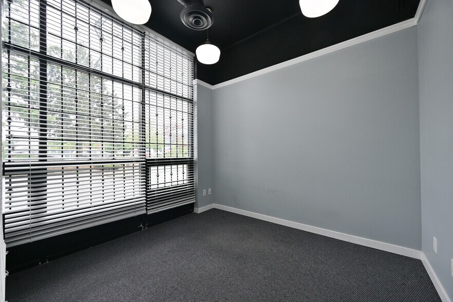 More Photos Of 15272 Croydon Dr, Surrey Light Distribution For Sale