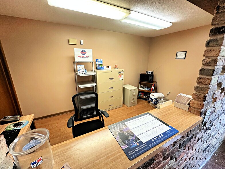 More Photos Of 1210 Southtown Dr, Waterloo Office For Sale