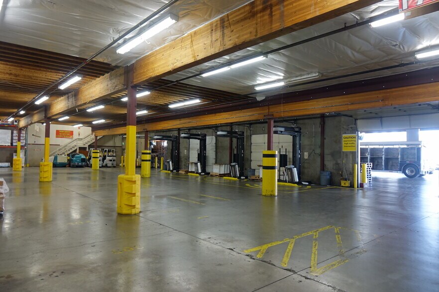 More Photos Of 6800 N Cutter Cir, Portland Distribution For Lease
