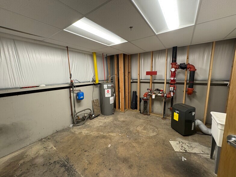 More Photos Of 140 Wilson Rd, Bentleyville Light Distribution For Lease