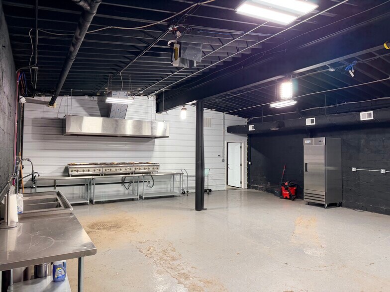 More Photos Of 40-50 Victor St, Highland Park Warehouse For Sale