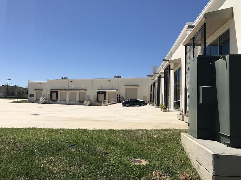 More Photos Of 6557 Hazeltine National Dr, Orlando Distribution For Lease
