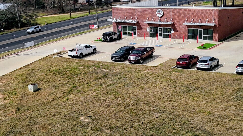 More Photos Of 2212 Crockett Rd, Palestine Freestanding For Lease