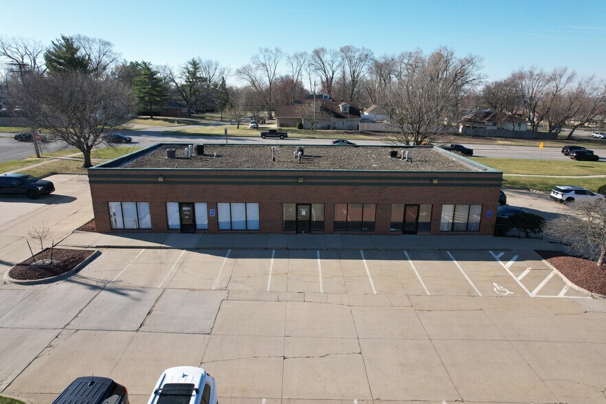 More Photos Of 6901 Hickman Rd, Urbandale Medical For Sale
