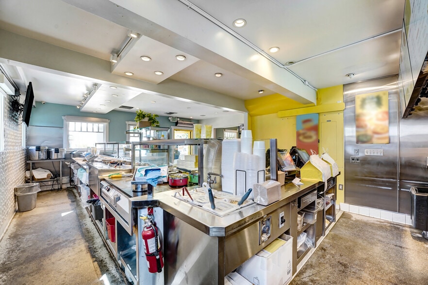 More Photos Of 626 N Larchmont Blvd, Los Angeles Restaurant For Lease