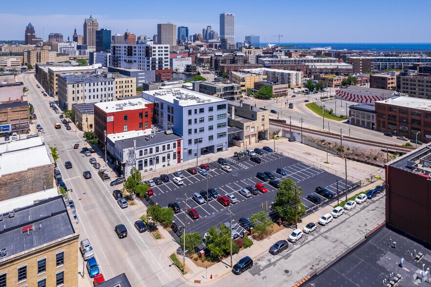 More Photos Of 133 W Pittsburgh Ave, Milwaukee Apartments For Lease