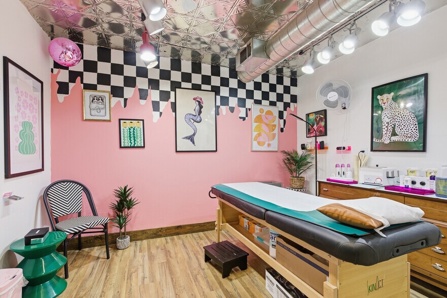 More Photos Of 738 W Davis St, Dallas Medical For Sale
