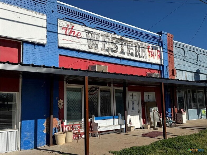 More Photos Of 204 E Gassaway, Lott Flex For Sale