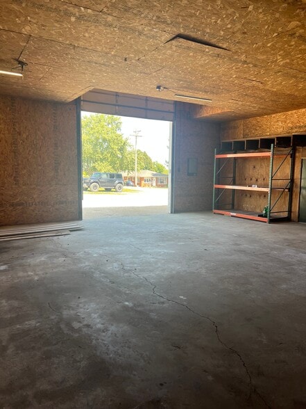 More Photos Of 107 Vermeer Rd, Pella Industrial For Lease