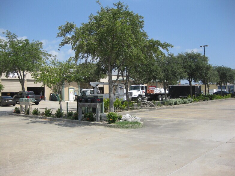 More Photos Of 3814 Acushnet Dr, Corpus Christi Light Manufacturing For Lease