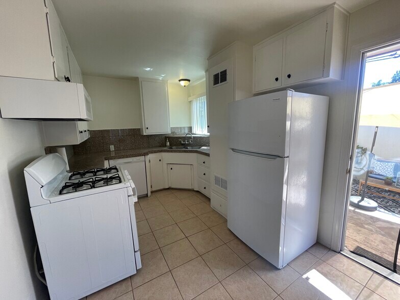 More Photos Of 14330 Albers St, Sherman Oaks Apartments For Sale