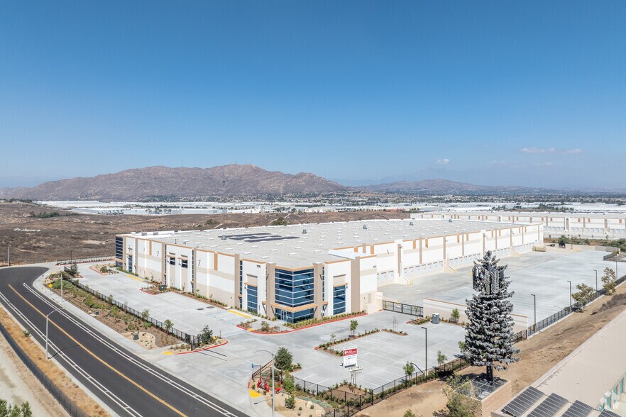 More Photos Of 7267 Barton St, Riverside Distribution For Sale