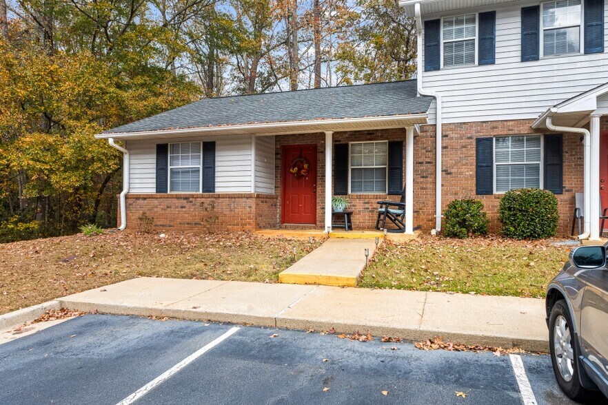 More Photos Of 82 Berry Dr, Newnan Apartments For Sale