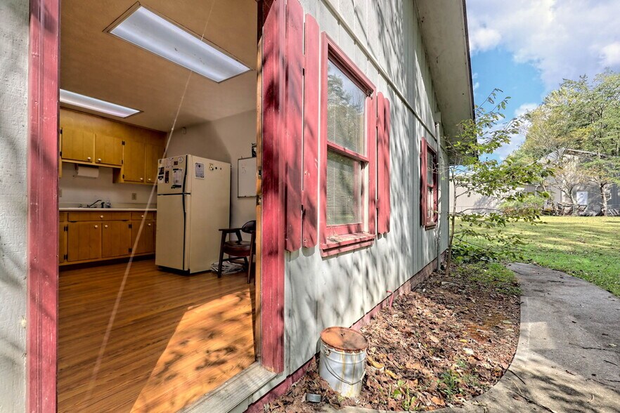 More Photos Of 1552 Highway 441 N, Clayton Office For Sale