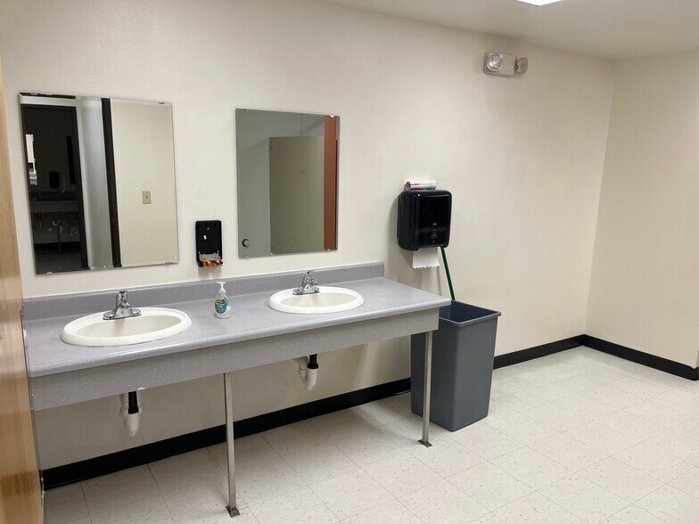 More Photos Of 2651 W 11th Street Rd, Greeley Light Distribution For Sale