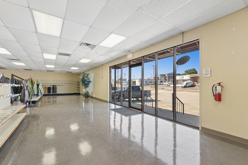 More Photos Of 101 E Nakoma St, San Antonio Showroom For Lease