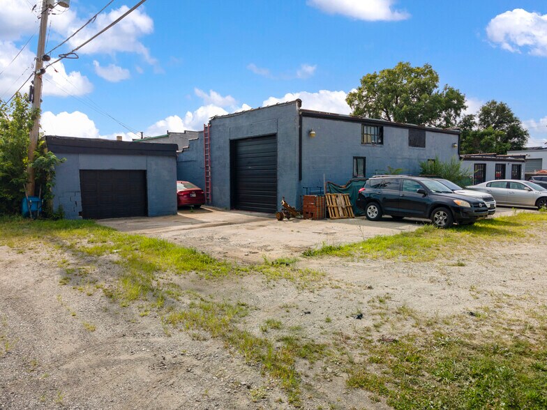 More Photos Of 1122 Deloss St, Indianapolis Warehouse For Sale