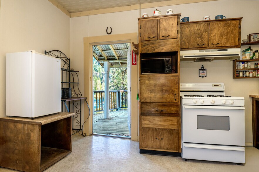 More Photos Of 15432 Washington Rd, Washington Storefront Retail Residential For Sale