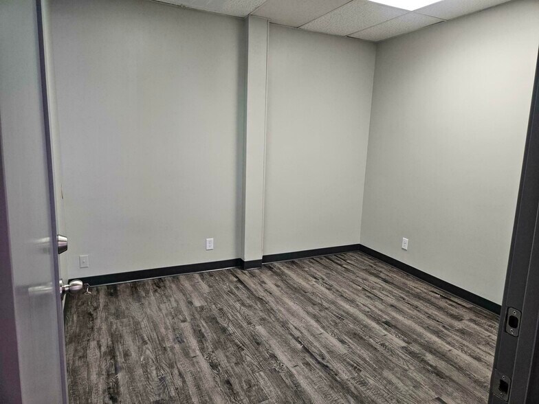 More Photos Of 7002-7006 Maple St, Omaha Freestanding For Lease