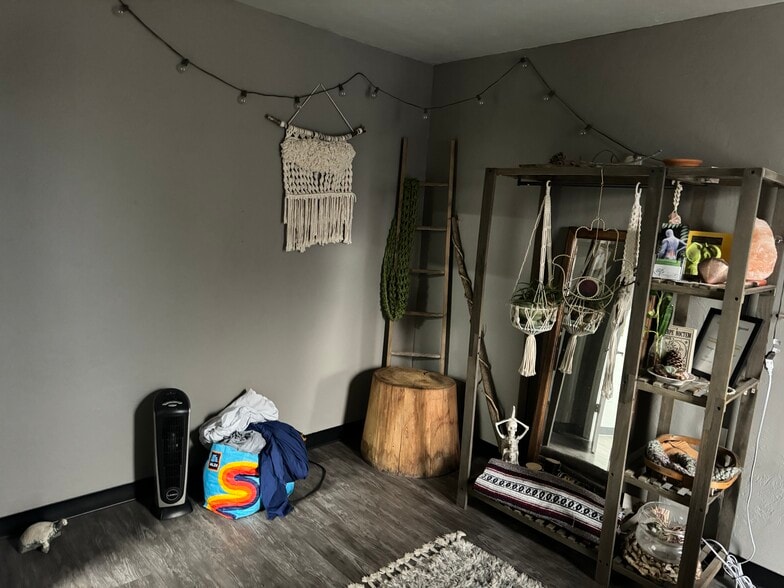 More Photos Of 1811 Industrial Blvd, Norman Light Distribution For Lease