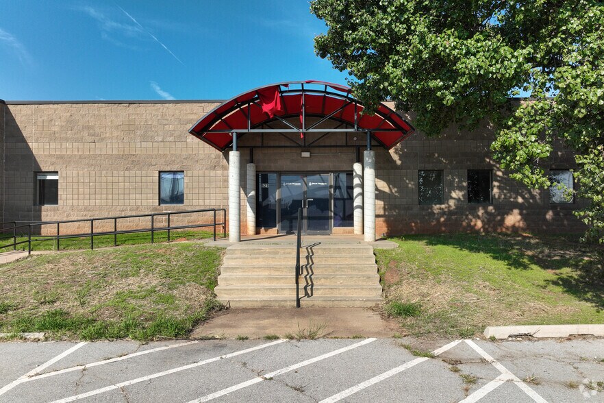 More Photos Of 621 N Morgan Rd, Oklahoma City Industrial For Lease