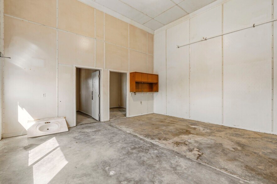 More Photos Of 306 SE Highway AA, Clinton Industrial For Sale