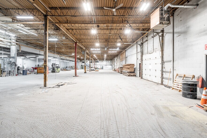 More Photos Of 115 Rue de Lauzon, Boucherville Manufacturing For Lease