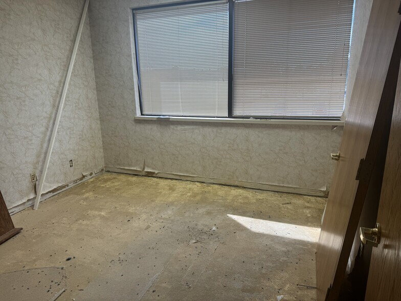 More Photos Of 8989 N Port Washington Rd, Bayside Office For Lease