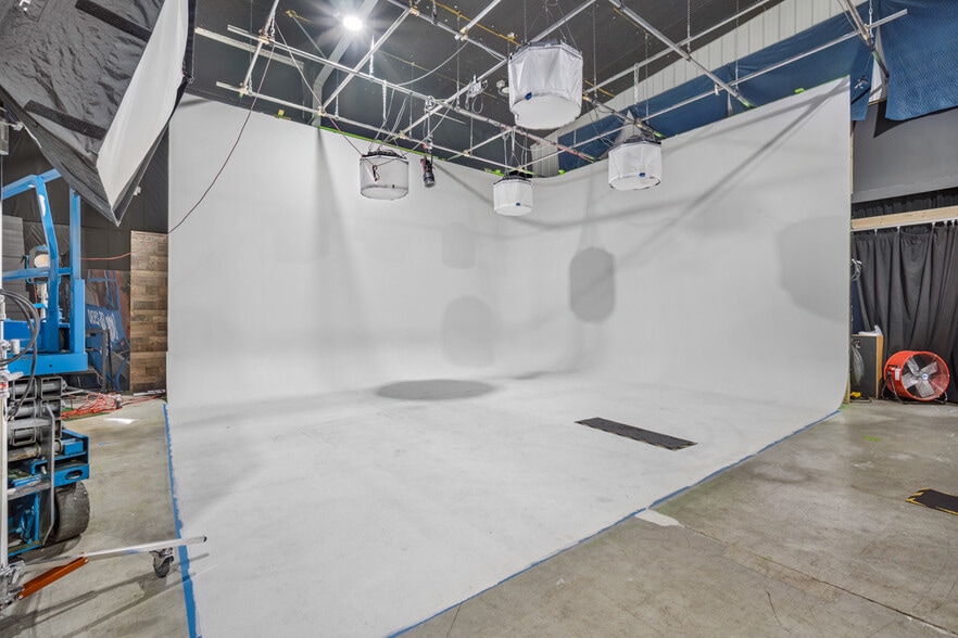 More Photos Of 2866 Roosevelt Blvd, Clearwater Showroom For Sale