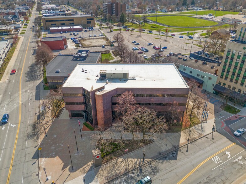 More Photos Of 10 S Main St, Mount Clemens Office For Lease