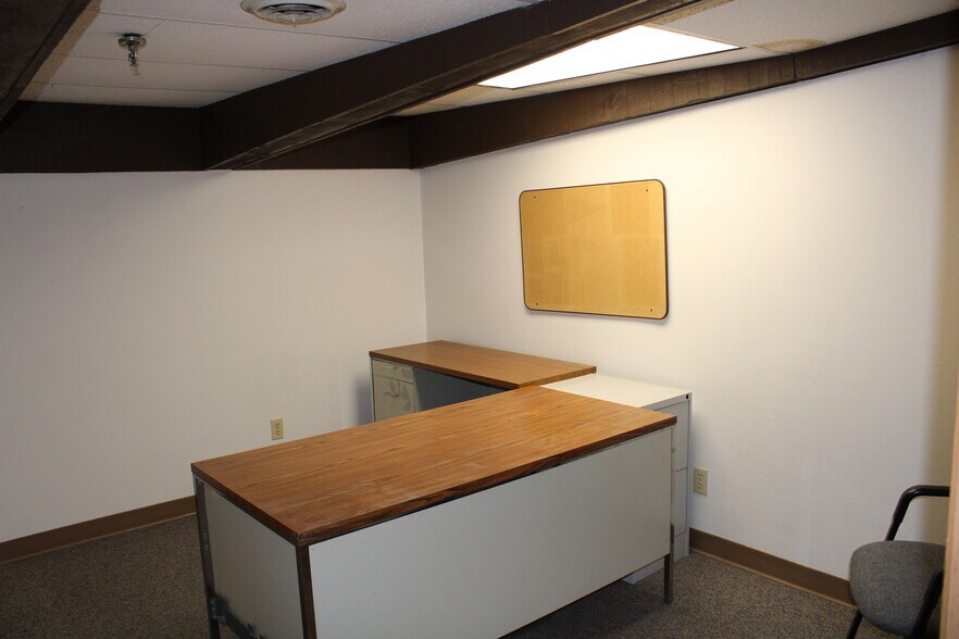 More Photos Of 120 9th St SW, Clarion Flex For Sale