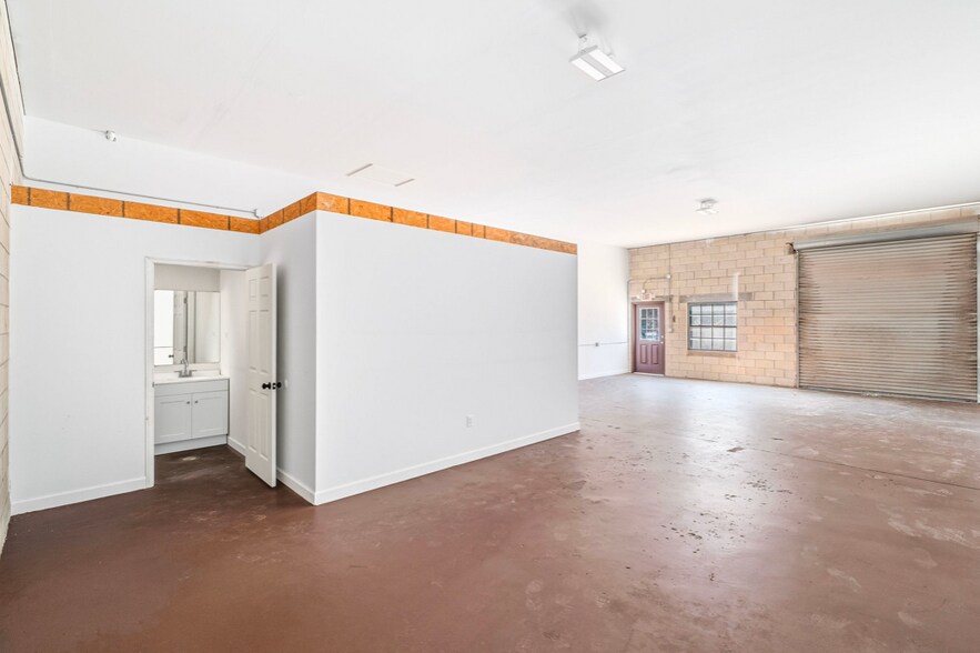 More Photos Of 902 S Leavitt Ave, Orange City Warehouse For Lease