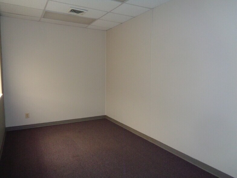 More Photos Of 3903-3913 S Lynn Ct, Independence Office For Sale