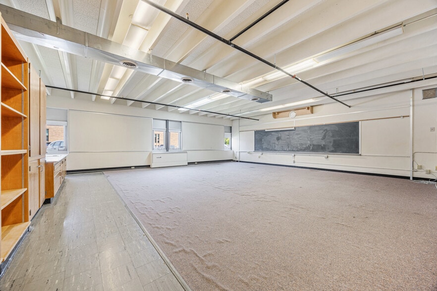 More Photos Of 1110 S 14th St, Moorhead Specialty For Sale