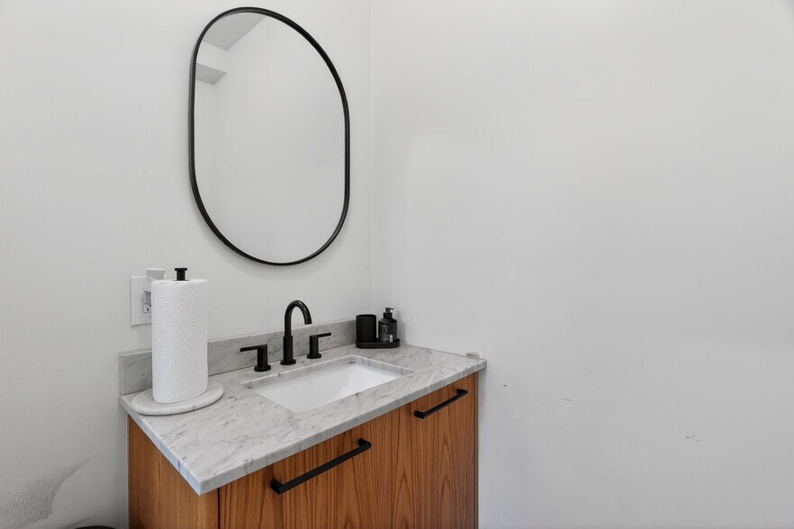More Photos Of 2116 Locust St, Philadelphia Office For Lease