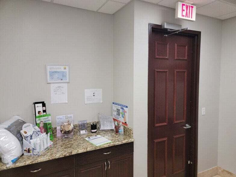 More Photos Of 2295 S Hiawassee Rd, Orlando Office For Sale
