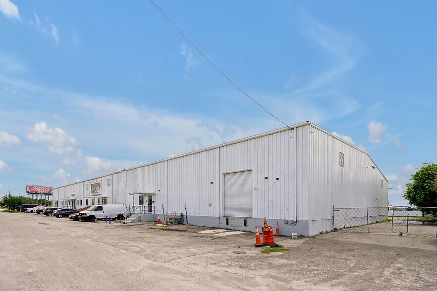 More Photos Of 11435 Rocket Blvd, Orlando Warehouse For Lease