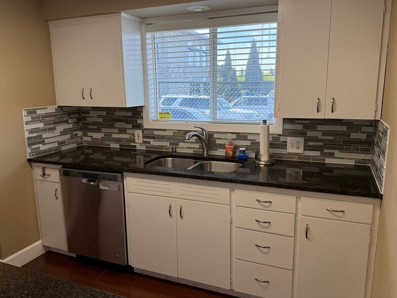 More Photos Of 415 SE 117th Ave, Vancouver Office For Sale