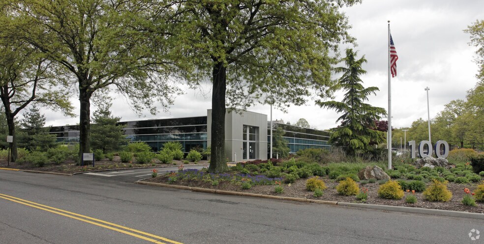 More Photos Of 100 Sunnyside Blvd, Woodbury Office For Lease
