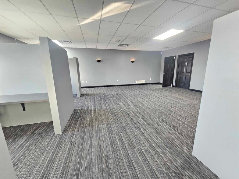 More Photos Of 170 W Circle Dr, Saint Charles Manufacturing For Lease