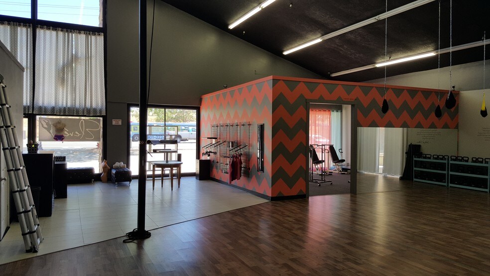 More Photos Of 2465 N Main St, Sunset Unknown For Lease